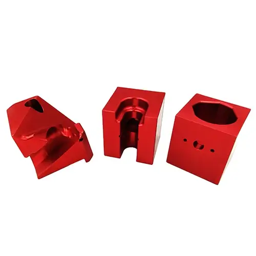 Acabado decorativo de anodizado rojo en piezas de precisión